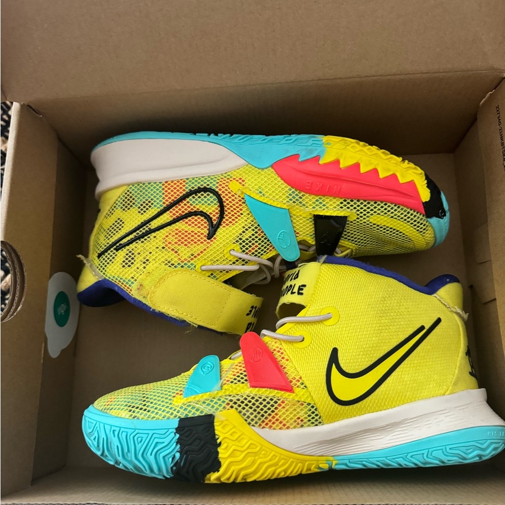 KIDS BASKETBALL SHOES